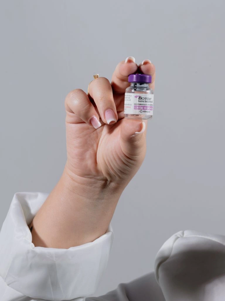 Botulinum toxin vial and packaging